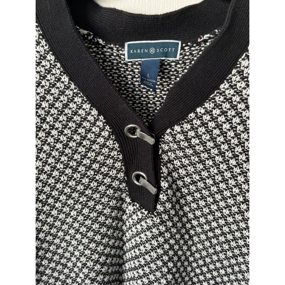 Karen Scott black and white sweater size L V neck Silver Hardware - Picture 8 of 8